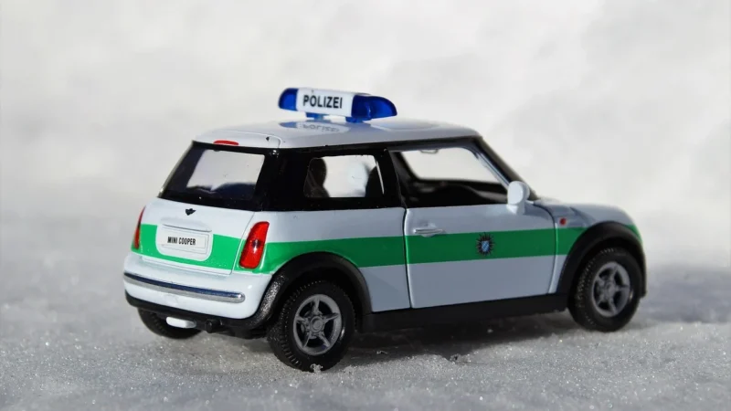 Dickie Racing Pojazd Lightstreak Policja Ze Światłem I Dźwiękiem (3763001)