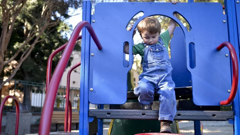 dzwonienia i podgryzania. A przenośna muzyczna chmurka z dwoma trybami odtwarzania (krótko- i długogrający) pozwala zabrać radosną zabawę wszędzie tam