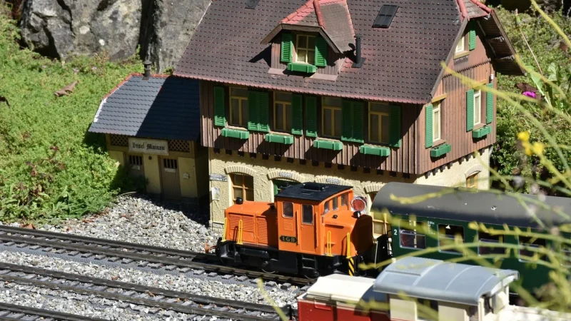 Fisher-Price Tomek i Przyjaciele Track Master – Pudełko budowniczego Tor świecący w ciemności FJL38