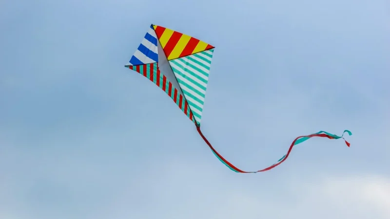 który kryje w sobie wiele ciekawych faktów i doznań sensorycznych i słuchowych. Zabawka edukacyjna dla niemowląt trójkąt od Little Dutch z kolekcji Flowers & Butterflies to aktywizująca zabawka