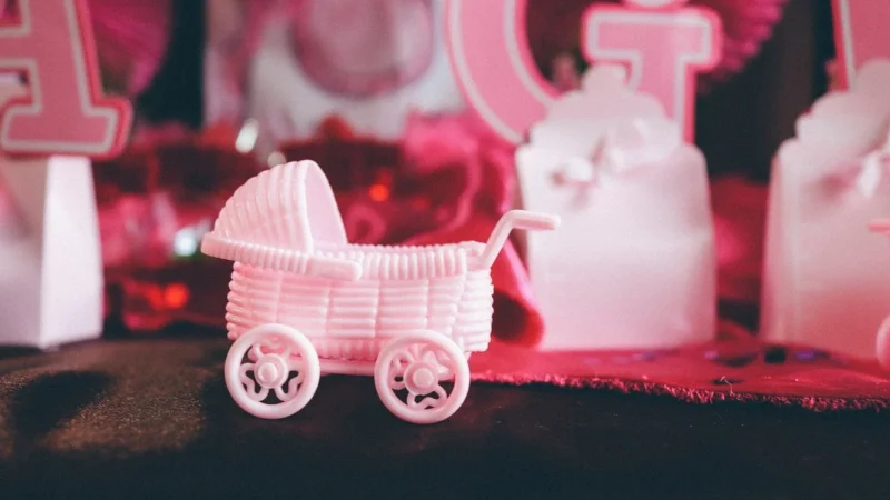 łóżeczka czy fotelika. Emituje kojące melodie i wielobarwne światło.Oryginalne połącznie – JEŻ – SŁONECZKO lub SŁONECZKO – JEŻ – aby było sensorycznie!Urocza zabawka dla niemowląt – do zawieszenia w wózku