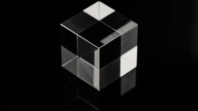 na każdym z nich znajduje się co innego. Sortownik o geometrycznych kształtach