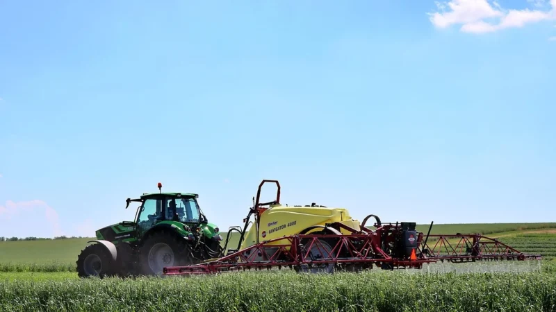 Pegaz Mały Traktor Z Opryskiwaczem I Łyżką