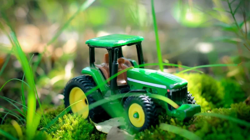 Wader Traktor rolnika z siewką do nawozów farma